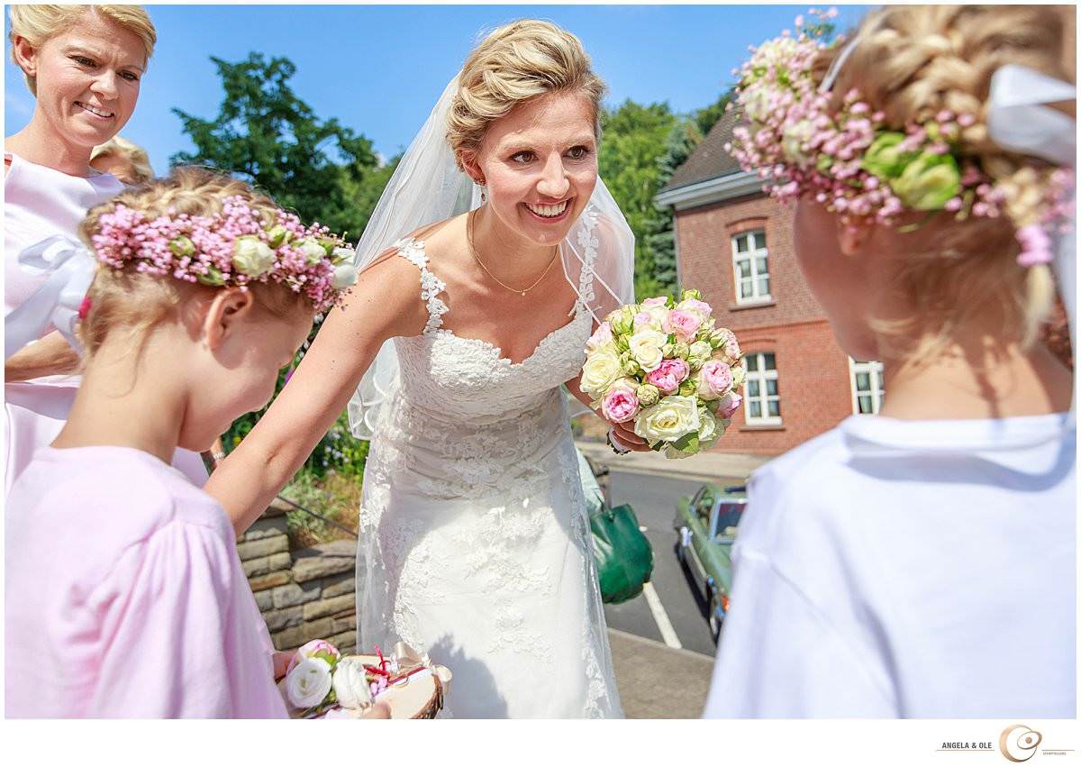 Ankunft der Braut an der Kirche